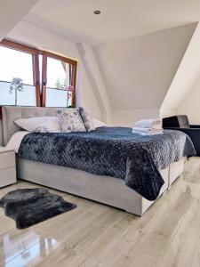 Posteľ alebo postele v izbe v ubytovaní Gąsienica Apartamenty Queen