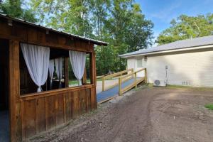 Photo de la galerie de l'établissement Farm House stay with soaking tub and hot tub barn, à Hammond