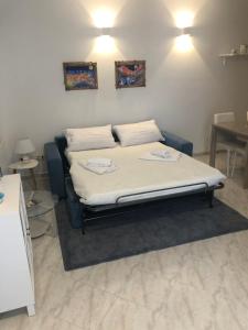 Riomaggiore Apartment cà di Euro في ريوماجّوري: سرير في غرفة عليها وسادتين