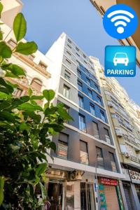 a building with a parking sign in front of it at Expoholidays-Apartamentos Almería Centro PARKING gratis in Almería