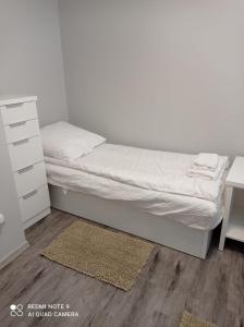 Apartament Silence Baltic Karmel tesisinde bir odada yatak veya yataklar