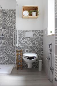 A bathroom at ReGenzio