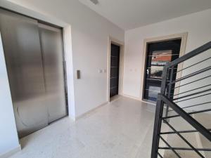 une pièce vide avec un escalier dans une maison dans l'établissement Apartments Angelus, à Trogir