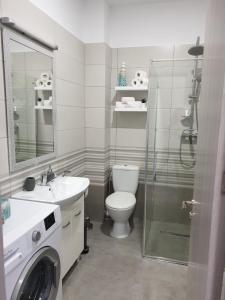 ein Badezimmer mit Toilette, Waschbecken und Dusche in der Unterkunft Delux Studio Mamaia Nord in Năvodari + 20 Fotos