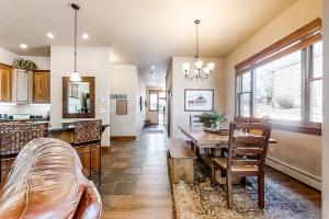 uma cozinha e sala de jantar com mesa e cadeiras em Cornerstone at the Moraine Townhome 40 em Steamboat Springs