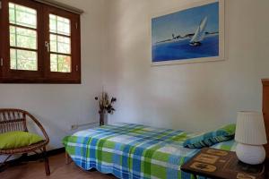 1 dormitorio con cama, mesa y ventana en Apartamento-Bungalow con jardín y garaje, en Santa Cruz de Tenerife