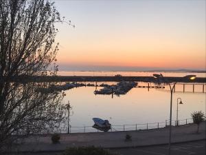 grupa łodzi w przystani o zachodzie słońca w obiekcie CASA DA MADRIÑA w mieście Cambados