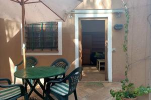 Kawasan patio atau luaran di Apartamento-Bungalow con jardín y garaje