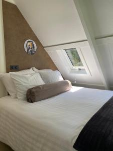 Postel nebo postele na pokoji v ubytování Limburg Lux 90