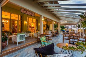 Reštaurácia alebo iné gastronomické zariadenie v ubytovaní Hotel Maistrali