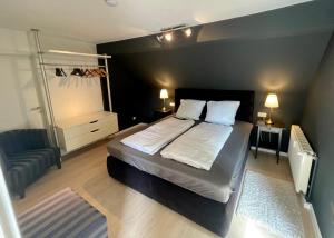 Markkleeberg Ferienwohnung في مارك كليبرغ: غرفة نوم بسرير كبير عليها شراشف ووسائد بيضاء
