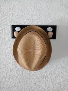 un chapeau brun sur un mur à deux yeux dans l'établissement Le Central, à Montauban