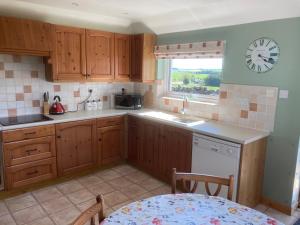 Ett kök eller pentry på Meikle Aucheoch Holiday Cottage, plus Hot Tub, Near Maud, in the heart of Aberdeenshire