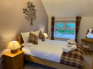 Un pat sau paturi într-o cameră la Meikle Aucheoch Holiday Cottage, plus Hot Tub, Near Maud, in the heart of Aberdeenshire