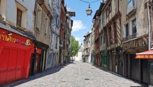 une rue vide dans une ville avec des bâtiments dans l'établissement LE JACOBIN 2, à Rennes