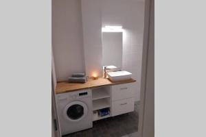 a laundry room with a washing machine and a sink at Supeluse 6/2 külaliskorter in Pärnu