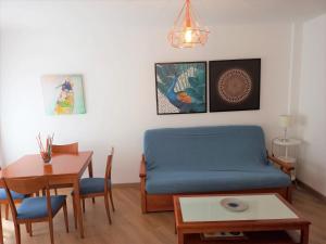 a living room with a blue couch and a table at Bonus Dei - 5934 in Isla