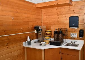 una cocina con cafetera en una encimera en Stillwater Inn & Suites en Stillwater