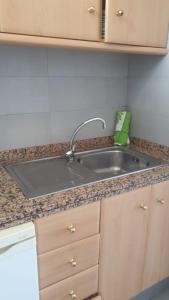 un bancone della cucina con lavandino in acciaio inossidabile di Olimpia 3 a Playa de las Americas