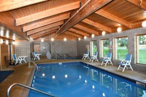 Bazén v ubytování Stillwater Inn & Suites nebo v jeho okolí