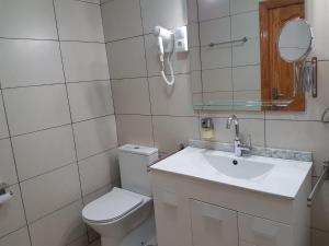 Koupelna v ubytování Apartamentos Tamarindos + 15 fotografií