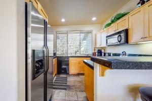una cucina con armadi in legno e frigorifero in acciaio inossidabile di Village Loop in Eagle Crest a Redmond