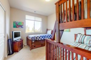 1 dormitorio con litera y escalera en Village Loop in Eagle Crest, en Redmond