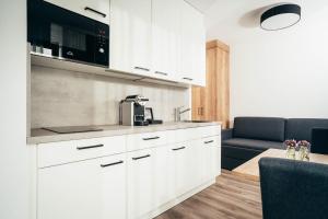 A cozinha ou cozinha compacta de SmartLiving Apartments München