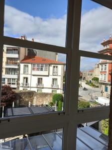 una ventana de un edificio con vistas en Casa Mar Da Villa Restaurant Hotel, en Noia