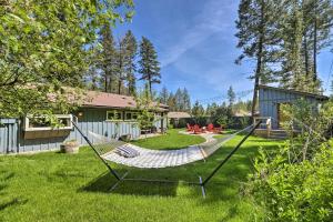 Κήπος έξω από το Spacious Whitefish Getaway Hike, Ski, Bike and More