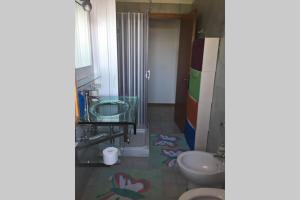 ein Bad mit einem Waschbecken und einem WC in der Unterkunft Appartamento in Residence Santa Monica in Campomarino