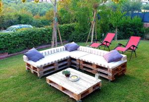 un sofá, dos sillas y una mesa en un patio en Angulum, en Citta' Sant'Angelo