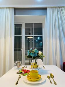 ウラリスクにあるLUX 6 МКР дизайнерская комфортная студия с панорамными дверьми и большой лоджиейの黄皿と花瓶