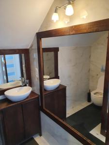 Ένα μπάνιο στο Apartament na polu golfowym