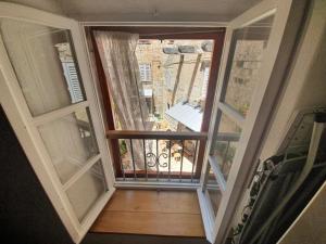 ein offenes Fenster mit Blick auf einen Balkon in der Unterkunft Old Town Hvar Apartment in Hvar