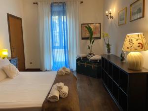 1 dormitorio con 1 cama con toallas en IN FRONT OF COLISEUM 5, en Roma