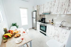 a kitchen with a table with a bowl of fruit on it at Floresita apartment in Fira