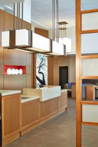 Hyatt Place Lansing-East的厨房或小厨房