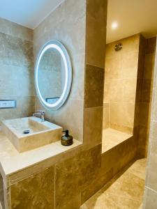 bagno con lavandino e specchio di Feel@Home Nemausus « Le 21 » a Nîmes