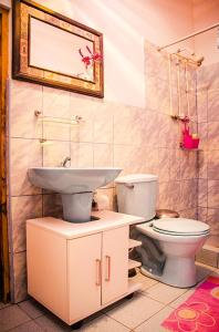 A bathroom at Casa de la Gringa Mountain House