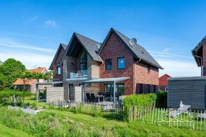 a house with a fence in front of it at Ferienhaus Hygge4 in Carolinensiel