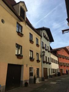 un gran edificio con ventanas en una calle en Zentrum Füssen Ferienwohnung en Füssen