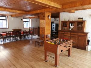 um quarto com uma mesa de matraquilhos no meio de uma sala em Самостоятелна Вила в Хаджи Марковата къща за гости в Дряново em Dryanovo