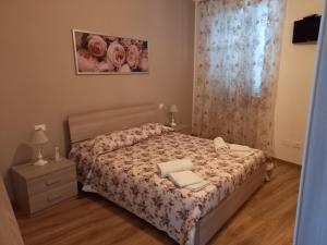 1 dormitorio con 1 cama con 2 ordenadores portátiles en Casa Argentina, en Capoliveri