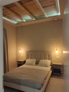 A bed or beds in a room at Gratelia Apartment Damnoni