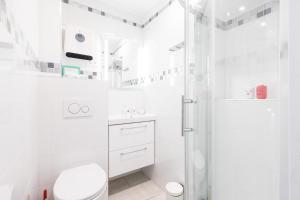 Et badeværelse på Azur Studios Cannes + 61 billeder