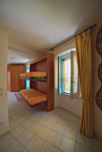 Un dormitorio con literas y una ventana. en Il Fascino del Borgo, en Castellabate