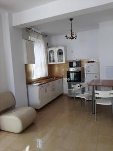 Kjøkken eller kjøkkenkrok på ARAD Chic Apartament UTA