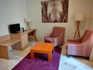 A television and/or entertainment centre at Hotel Boutique Convento Cádiz