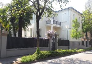 パドヴァにあるVilla Fiorentinoの塀と木のある白家 +60枚の写真